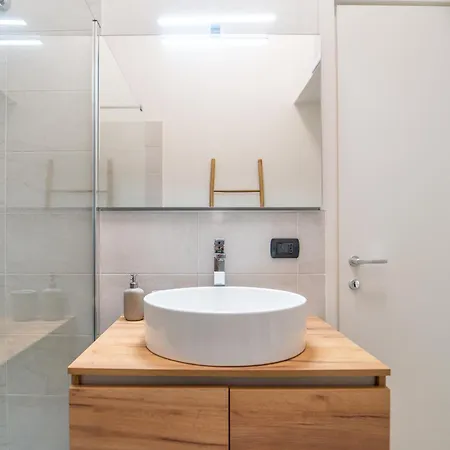 Daire Modern With Parking, Wi-fi & Smarttv Como